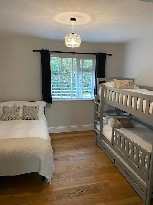 Holiday home Secluded Countryside Home, Hot Tub, Onsite Pub, Pool Table, Sleeps Upto 13, Perfect For A Family Get Together Wimborne Minster