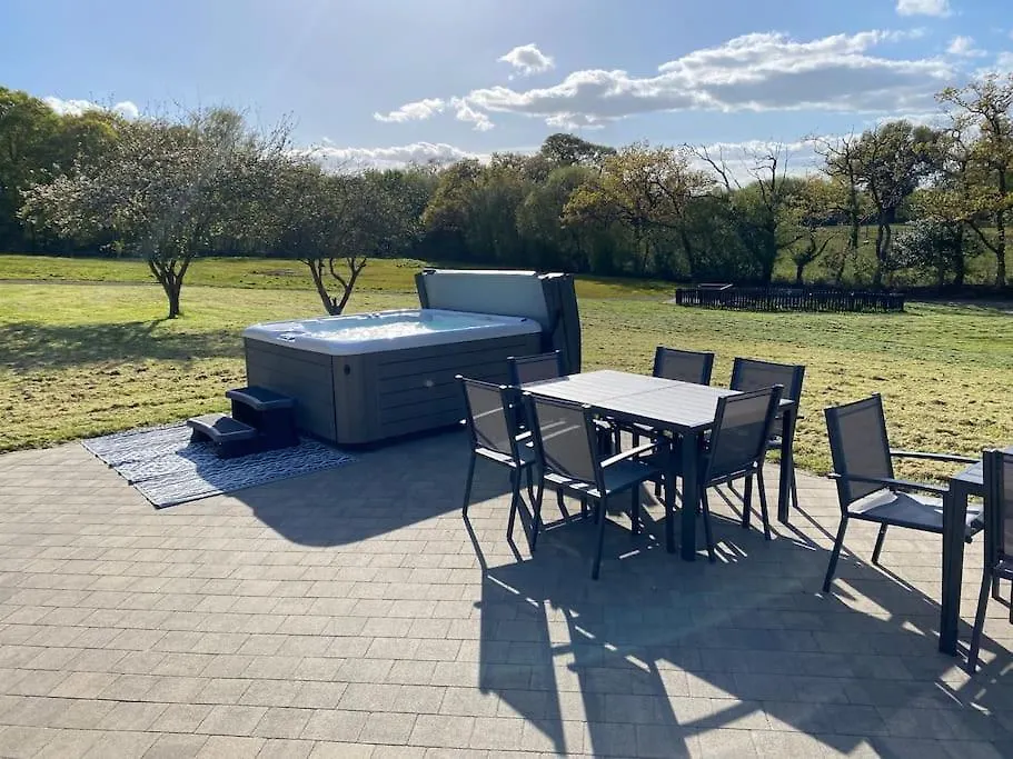 Secluded Countryside Home, Hot Tub, Onsite Pub, Pool Table, Sleeps Upto 13, Perfect For A Family Get Together Wimborne Minster