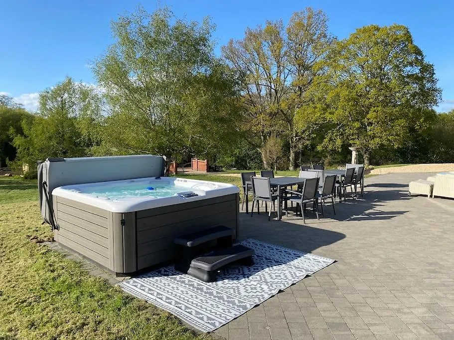 Secluded Countryside Home, Hot Tub, Onsite Pub, Pool Table, Sleeps Upto 13, Perfect For A Family Get Together Wimborne Minster Holiday home