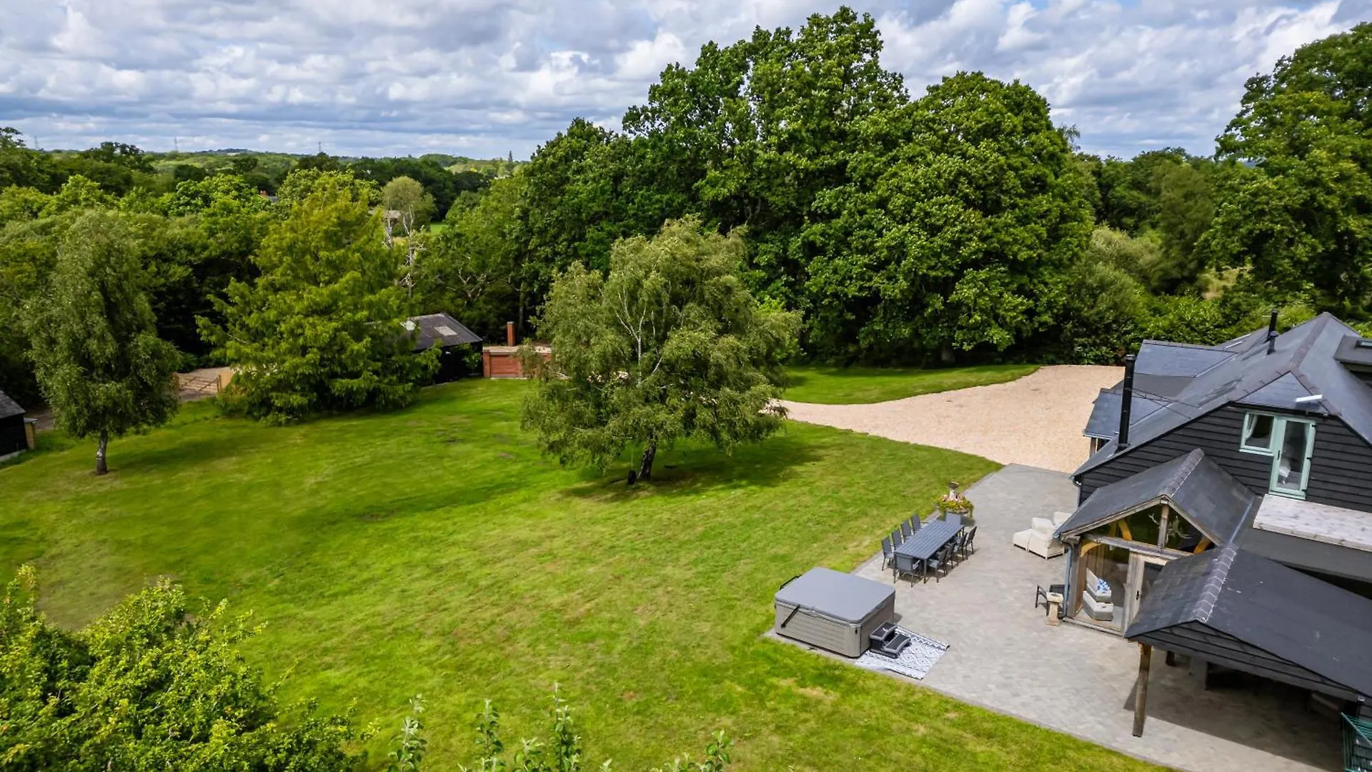 Secluded Countryside Home, Hot Tub, Onsite Pub, Pool Table, Sleeps Upto 13, Perfect For A Family Get Together Wimborne Minster Holiday home