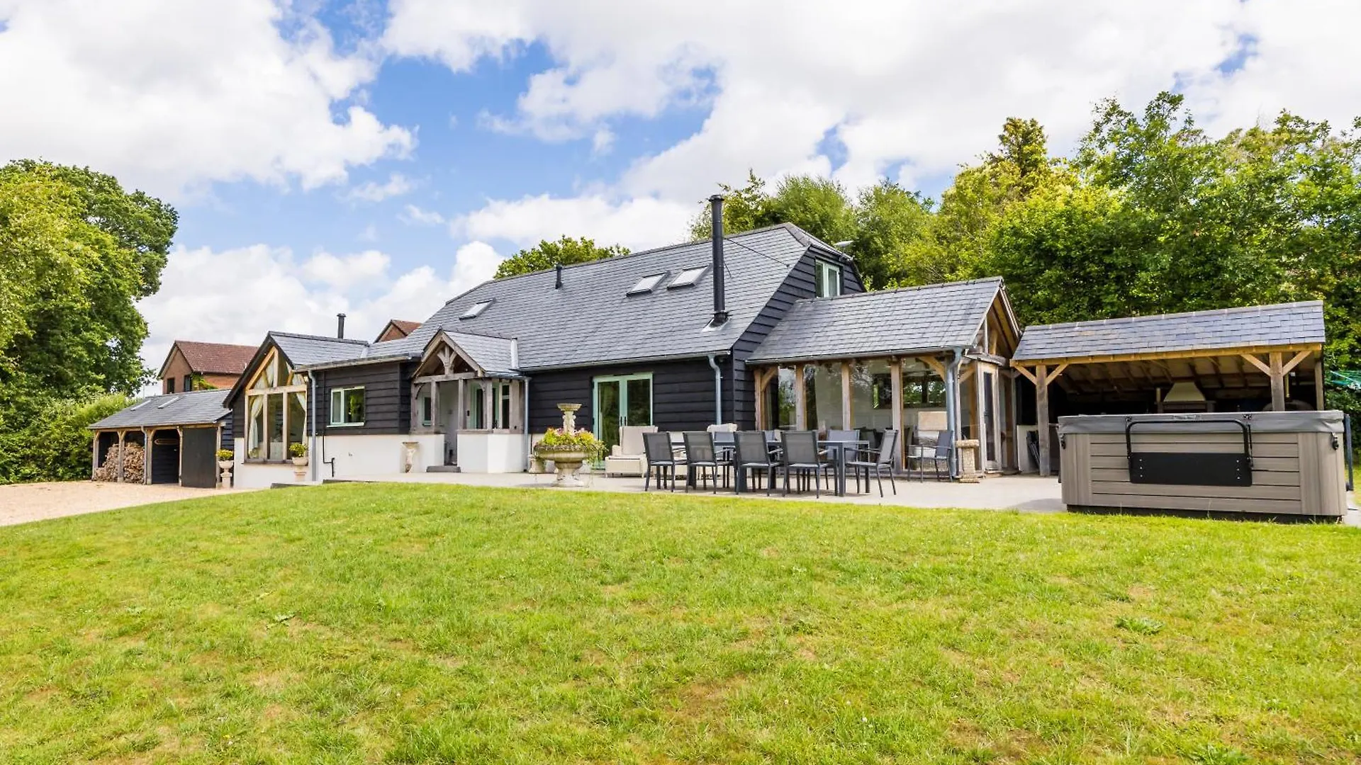 Secluded Countryside Home, Hot Tub, Onsite Pub, Pool Table, Sleeps Upto 13, Perfect For A Family Get Together Wimborne Minster 0*,  United Kingdom